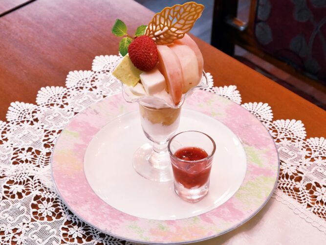 パティシエールの桃パフェ