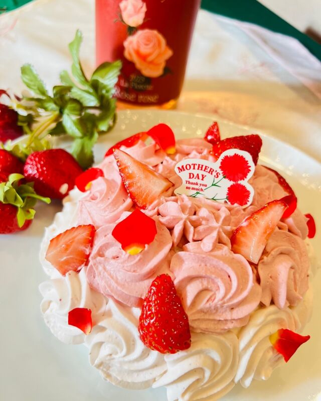 母の日ケーキご予約承ります🎂
かわいらしいドーム型のデコレーションケーキ。
中には薔薇のジュレ、いちごのムース
生クリームとフレッシュないちご🍓

限定販売なので、お早めにご予約ください😊❣️
#母の日 #ははのひのぷれぜんと 
#ケーキ屋 #ばら のジュレ
#限定 #予約 
#プレゼント するけど
#一緒に 食べる
#ありがとう お母さん
#甲府市グルメ 
#甲府ランチ🍴