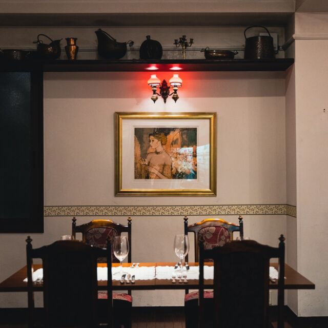 新年は元日より営業いたします

1/1～1/4
お正月メニューとなります
新年にふさわしい一皿とワインをご用意してお待ちしております

ご予約はホームページ「ご予約フォーム」からも承っております

 
■ランチ　11：30～14：00（オーダーストップ）

■ディナー17：30～20：00（オーダーストップ）

【ランチ・ディナー共通】

■甲州ワインビーフのハンバーグセット￥2,700
（ボンマルシェサラダ、スープ、甲州ワインビーフのハンバーグ、パンまたはライス）

■ハヤシライスセット￥2,300
（ボンマルシェサラダ、スープ、ハヤシライス）

■お子様ハンバーグセット￥1,800
（スープ、甲州ワインビーフのハンバーグ、パンまたはライス、ドリンク
アイスクリーム）

■お子様ハヤシライスセット￥1,700
（スープ、ハヤシライス、ドリンク、アイスクリーム）

【ランチ】

■ランチコース ￥3,500
(オードブル、スープ、魚のポワレまたは牛ほほ肉の赤ワイン煮、パン
デザート、コーヒー)※＋￥1,300で甲州ワインビーフのステーキに変更可

■ランチフルコース￥4,200
（オードブル、スープ、魚料理、牛ほほ肉の赤ワイン煮、パン、デザート、コーヒー）※＋￥800で甲州ワインビーフのステーキに変更可

【ディナー】

■ディナープティコース￥5,000
（オードブル、スープ、スズキと魚貝のブイヤベース仕立て または 牛ほほ肉の赤ワイン煮、パン、デザート、コーヒー）
※＋￥1,200で甲州ワインビーフのステーキに変更可

■ディナーフルコース￥7,000
（オードブル、スープ、スズキと魚貝のブイヤベース仕立て、牛ほほ肉の赤ワイン煮、パン、デザート、コーヒー）
※＋￥1,000で甲州ワインビーフのステーキに変更可

・上記価格は税別になります。

新年も皆様と笑顔でお会いできますように