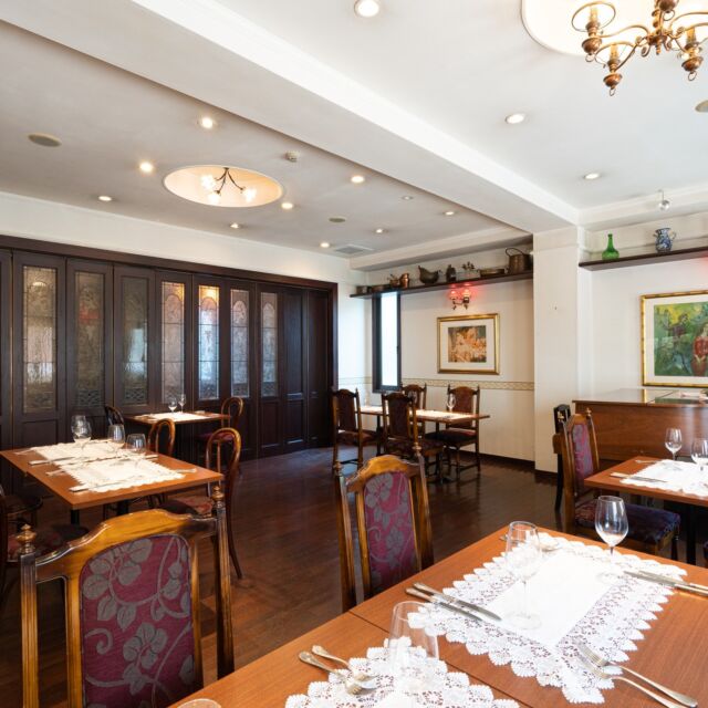 【リニューアルオープン日決まりました】

長らくお待たせしておりましたが、工事の目途がやっと立ち
【３月14日（土）オープン】
が決まりました！

3/11.12はプレオープンとして
ランチ…通常メニューにて営業
ディナー…リニューアル特別コース/事前予約制のみ

とさせていただきます。

工事期間が長かったので、
「全面改装しているの？」
と言われるのですが、
今回菓子厨房の新設工事の為
客席は全く変わりません！

今までと同じくクラシックな雰囲気でお過ごしいただけます。

ご予約は3月11日ランチよりお受けしております。

皆様にお会いできます事を今から楽しみに準備しております。

＃リニューアルオープン準備中 
＃スイーツ厨房
＃甲府中心街
＃甲府グルメ
＃送別会