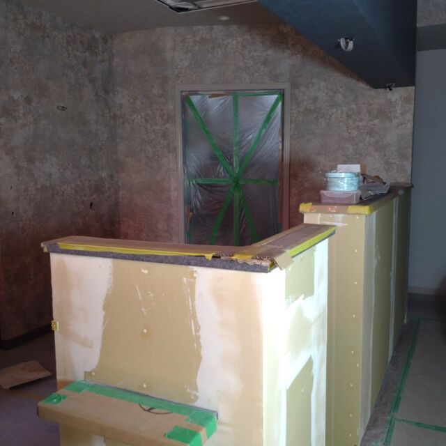 【3/14リニューアルOPEN！】

土日返上で内装工事が進んでいます

エントランスフロア
一面漆喰の壁に壁紙がついてだいぶ雰囲気が変わりました

3/11.12プレオープン
ランチ→通常営業
ディナー→リニューアル記念コース・ご予約のみ

プレオープンの2日間は、
ランチは先着100名様にマドレーヌプレゼント🎁
ディナーはコースにフリードリンクをプレゼント🍷

3/11.12 
ランチ・ディナーともにお席空いております！
ご予約お待ちしております

#もうすぐ完成
#スイーツ厨房
#ボンマルシェ60周年
#山梨グルメ
#甲府グルメ